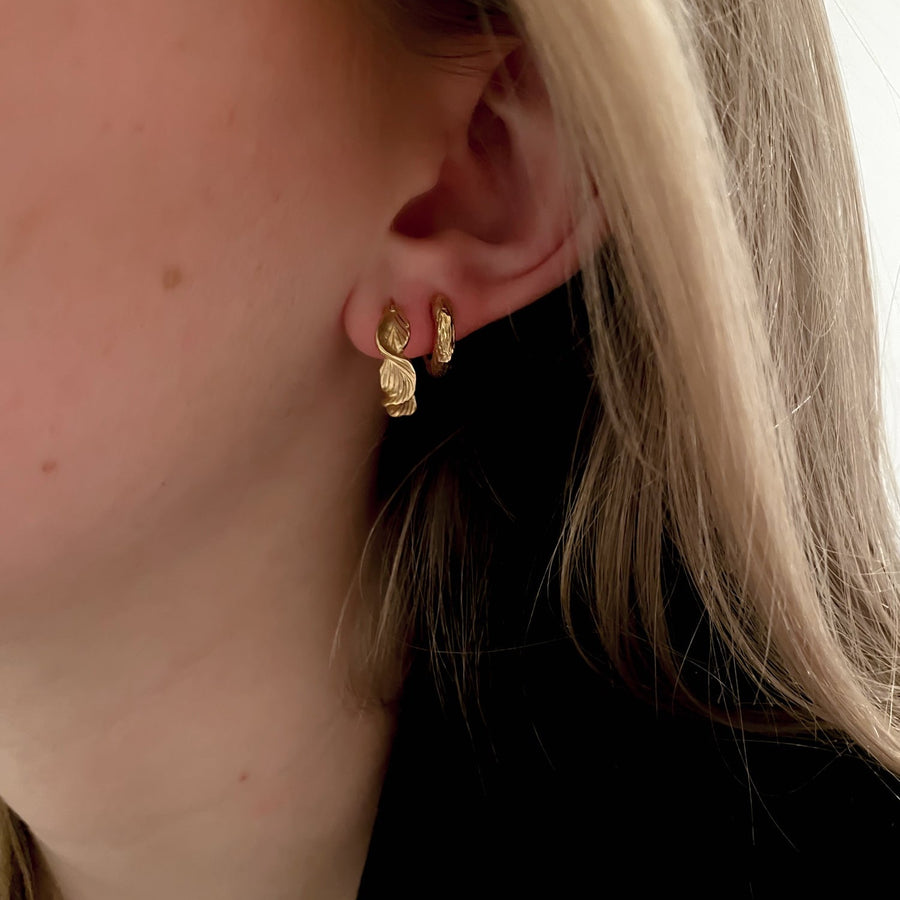 Nature structure mini hoops - Gold