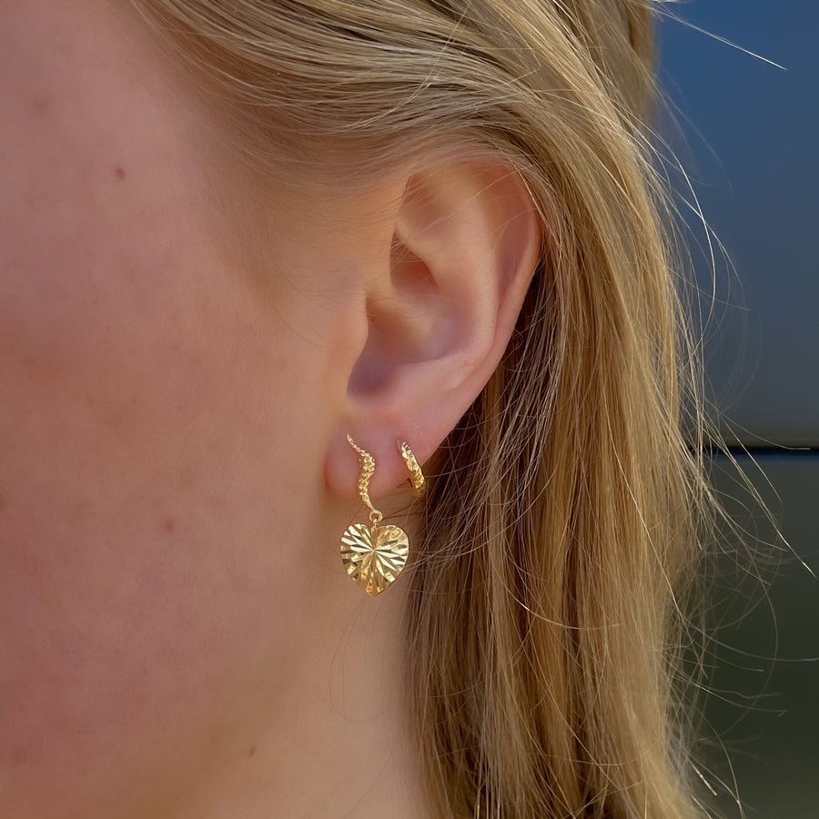 Diamond cut heart earring - Gold